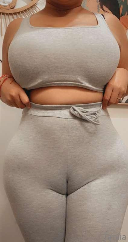 Cameltoe mami 🤤 video in inbox 👀🤤😜