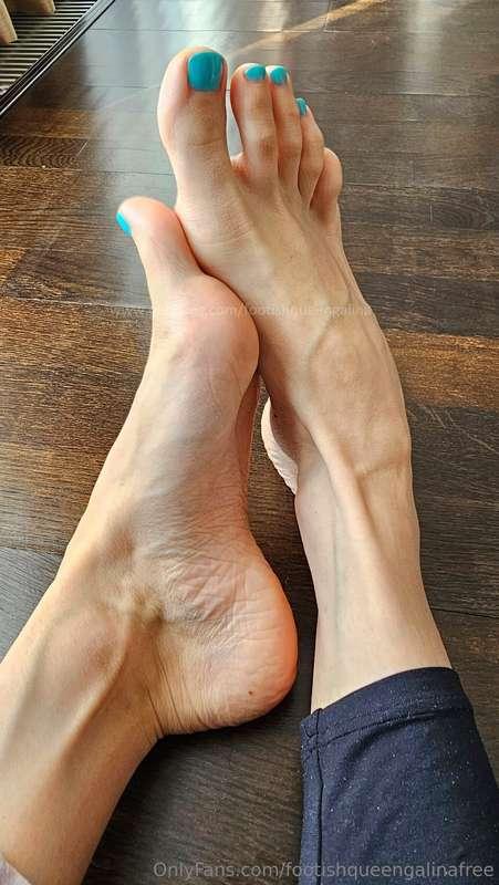 Start your weekend by worshipping my perfect feet ;)