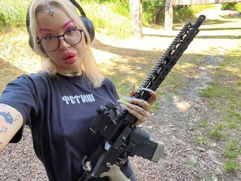 How hot is bimbo with a gun?😍