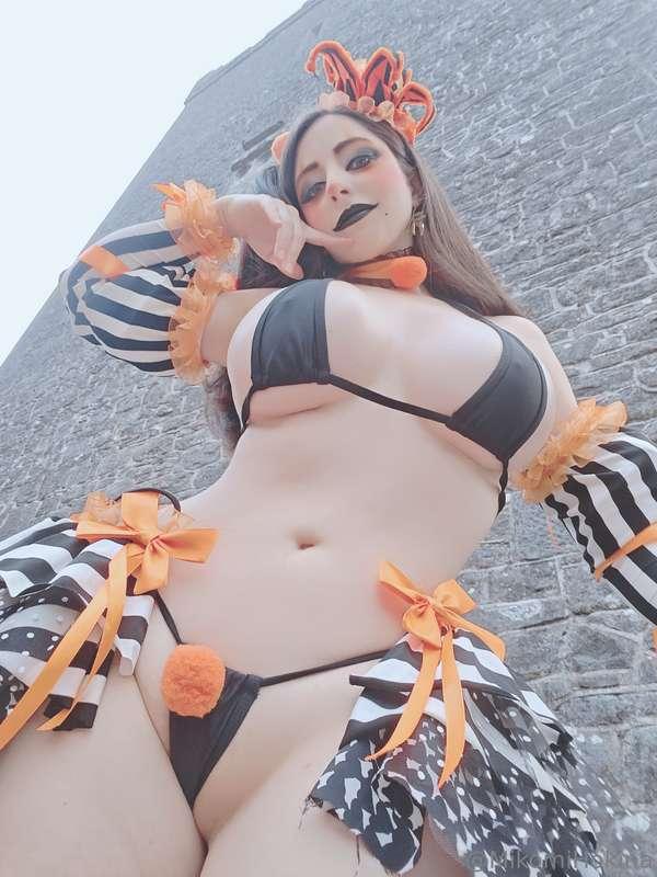 Trick or treat? I promise I do both really, really well 😈🖤