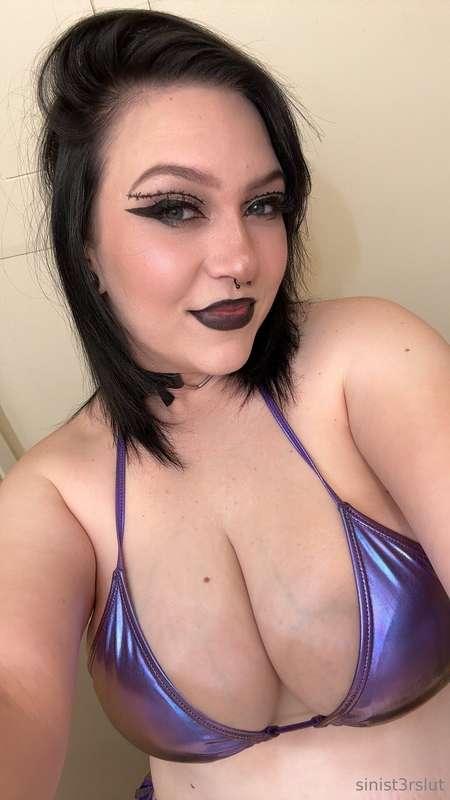 hi babes 🖤