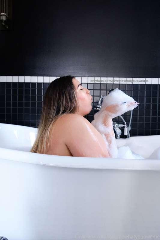 Cum and join me for the last bubble bath of the year