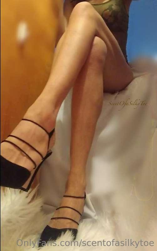 🫦 Care to join me? 💋 Cover these legs with baby oil, please ..
