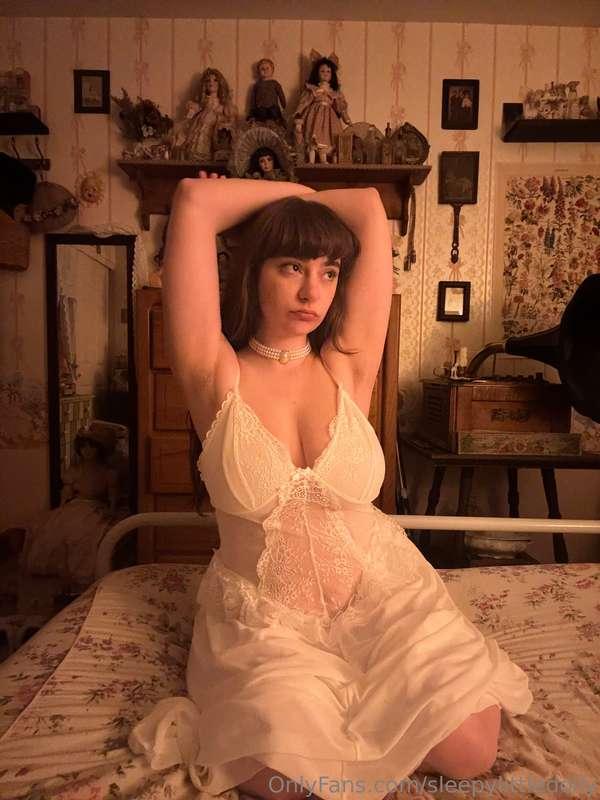 I feel like a Greek marble statue in this 🏛️🐏