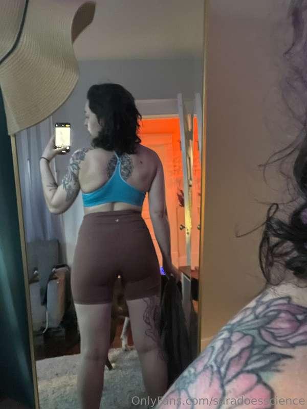 Imagine going to the gym and seeing this booty

You have to ..