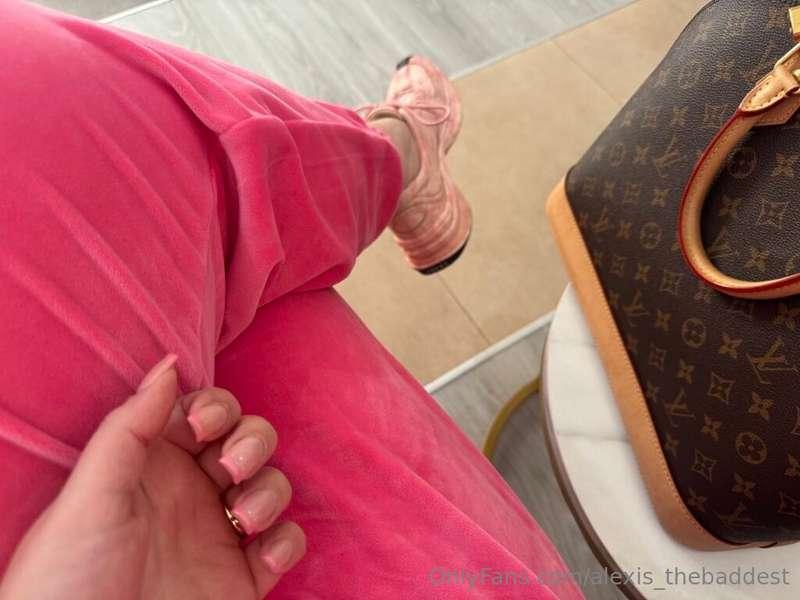 Waiting for my nails appointment 👩🏻‍🦰 wearing Gucci sneakers..