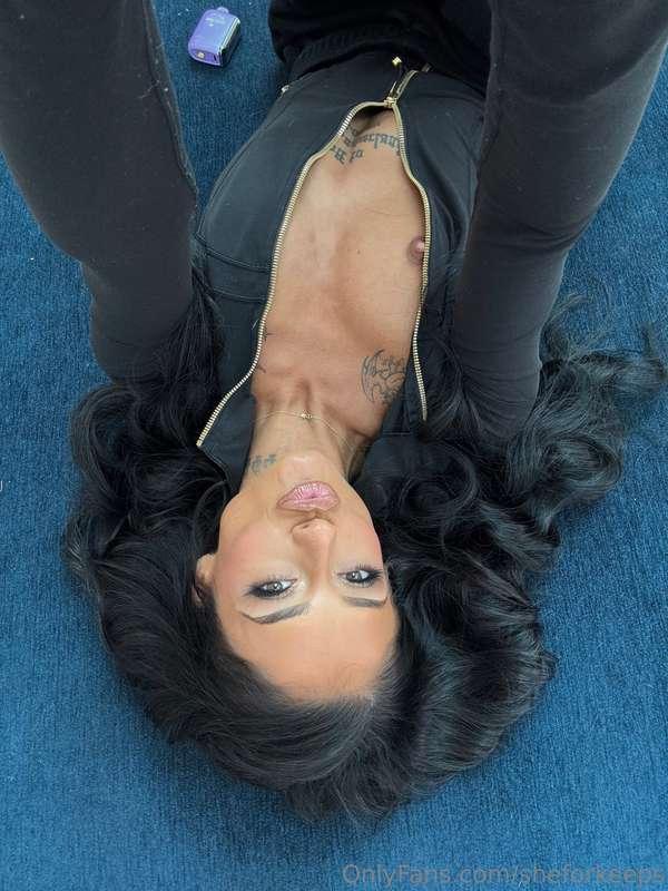 Wanna fuck me on the floor?? 
