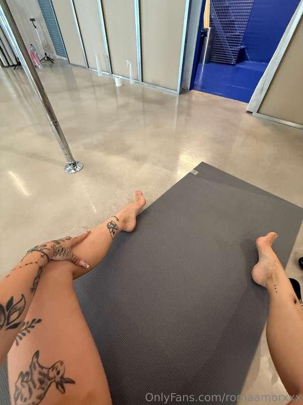 Loción + mi culo = combo perfecto 🍑💦 Miralo esta noche en mi..