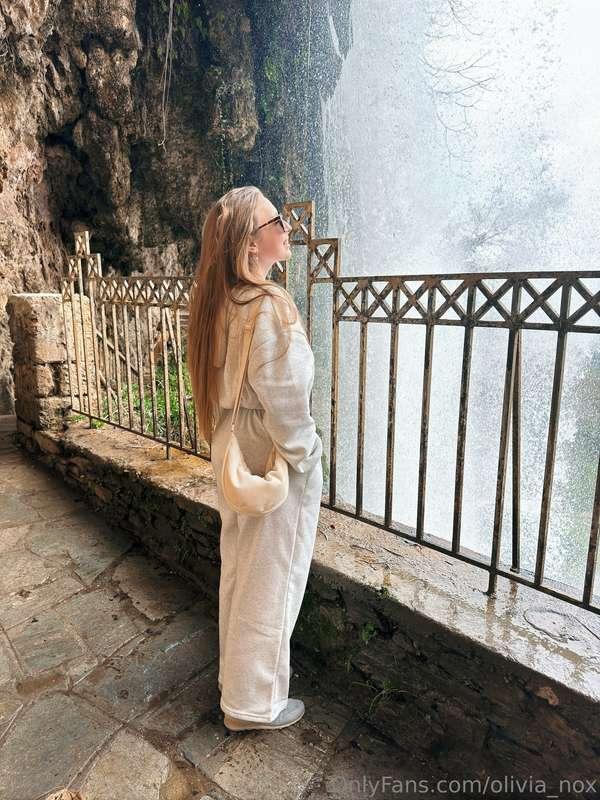 The waterfalls are so beautiful, it's incredible, I watch th..