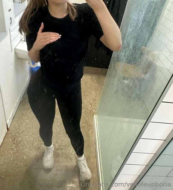Work bathroom selfie 🙈🙈😅
My shoes are soo dirty from all the..