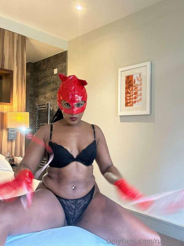Legs open on the last day of the year 🥵❤️‍🔥 DM me and enjoy ..