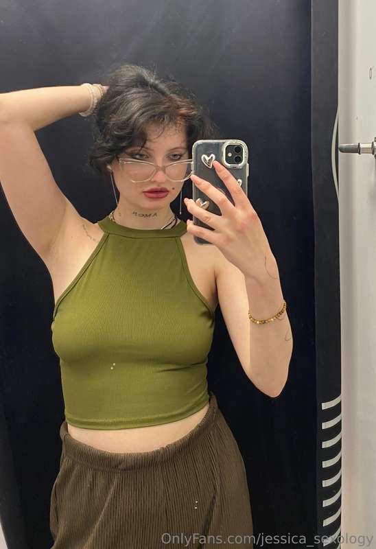 I love this color, does green suit me?😏💗
