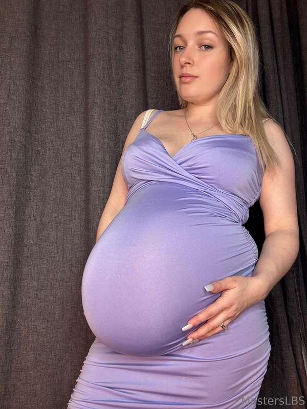 I love how well this dress fits my pregnant body 