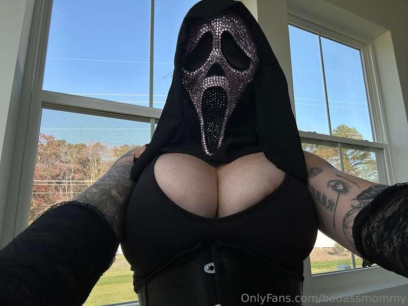 I know you wanna see these ghostface titties bounce out of t..