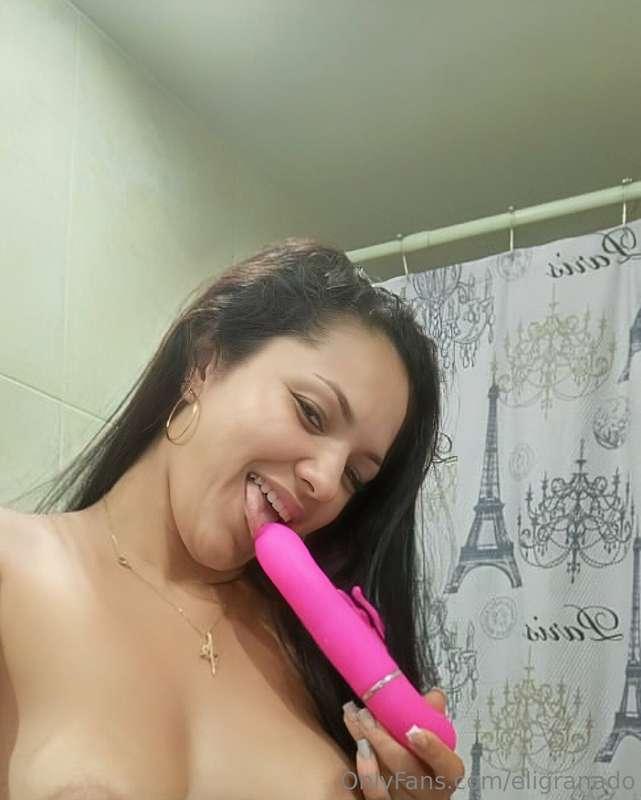 Look how I use my delicious toy. I'm very hot. 💦💦🍆