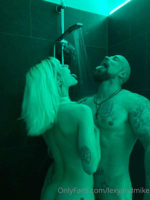 good evening babes 💚 

some lovey-dovey 🕊couple pics because..