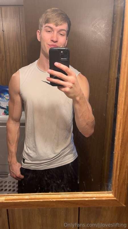 Don't mind the dirty mirror!😘