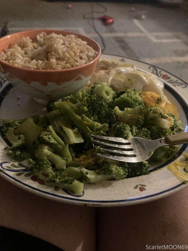 Eggs broccoli 🥦 and rice 🍚 yummy