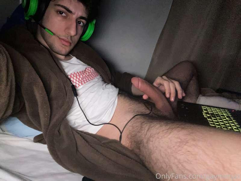 Yes I’m a laptop gamer, yes you can play with my cock