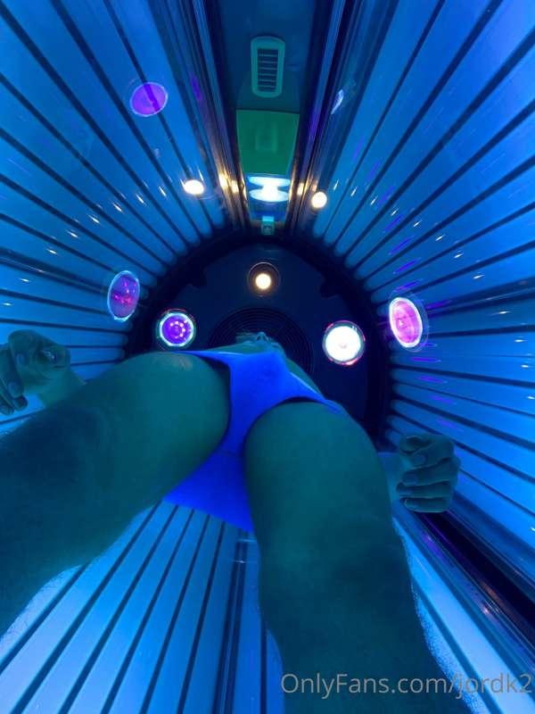 Getting a fresh tan 😍