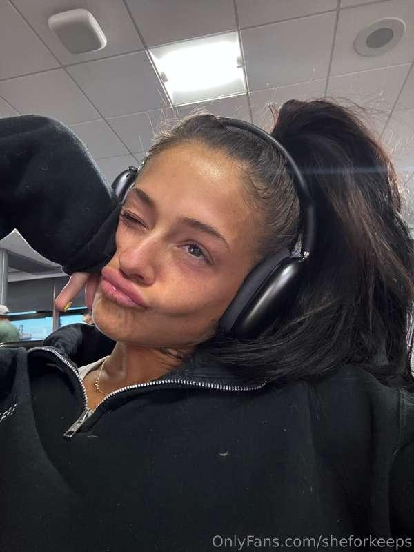delayed flightttt entertainment needed in the dms 👀🖤