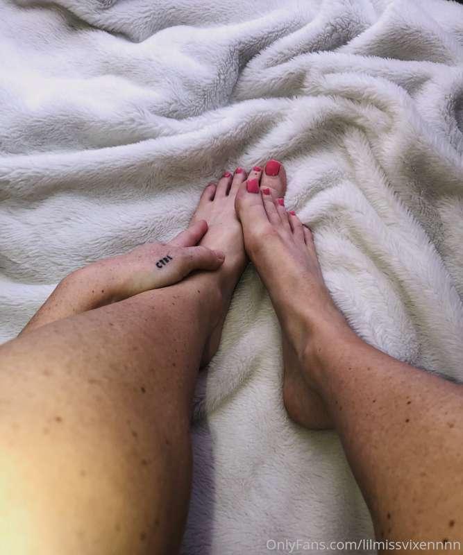 *where my feet lovers at?* 👅💕