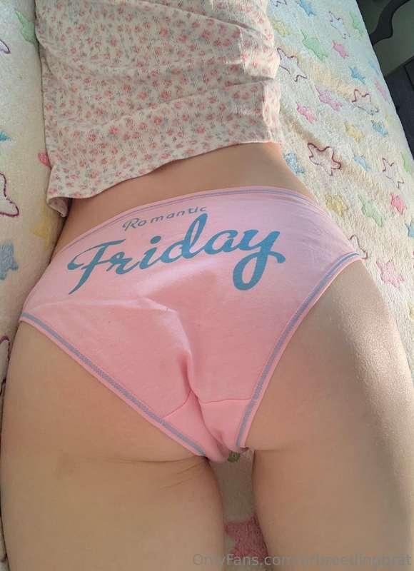 Friday 🍭• panties on • feet • selfies •
