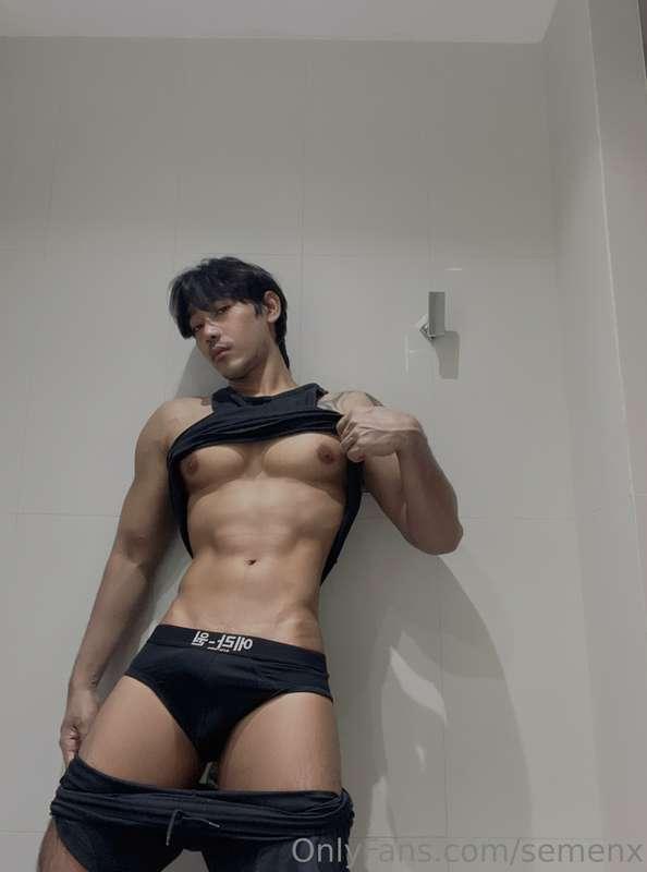 😛😛😛🏋️‍♂️I sweat a lot after working out in the gym I feel ho..