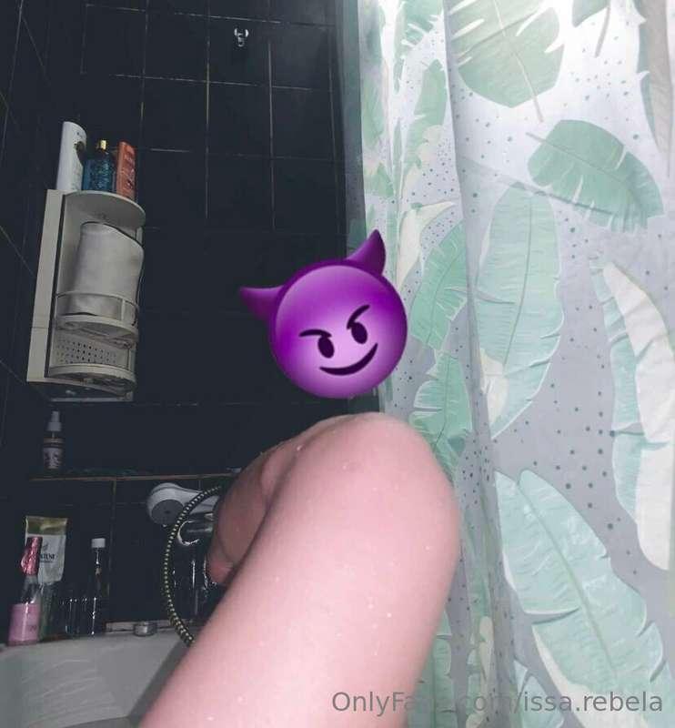 Hainele tale ar arăta mult mai bine pe podeaua băii mele. 🥵🤭