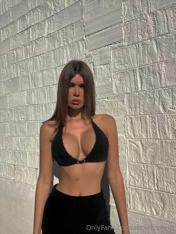 How's my look for you, can you resist looking only into my e..