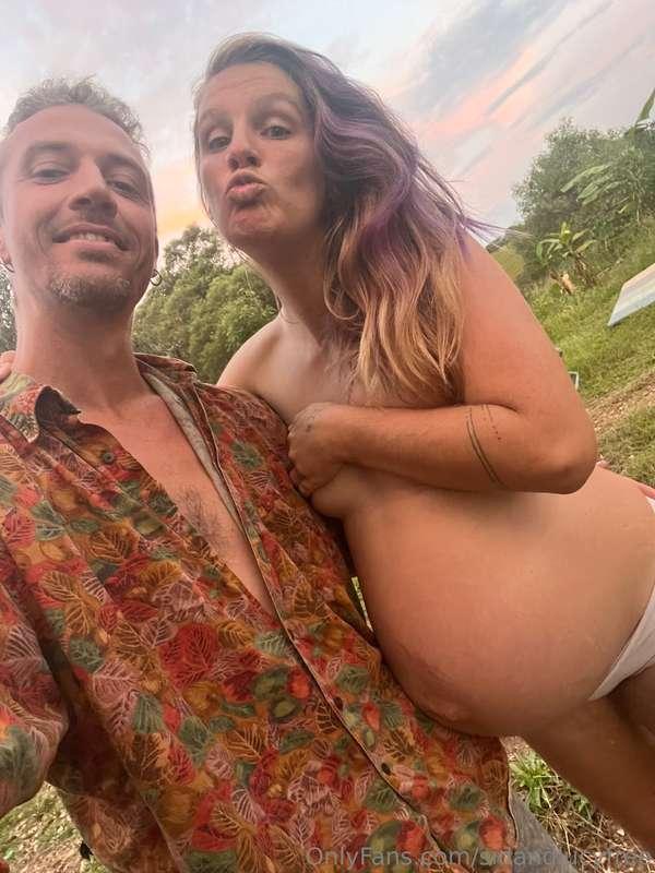 We’re still kickin’, and so is that baby bump! 😍  Lucy’s hea..