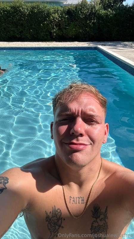 Enjoying the pool 💦