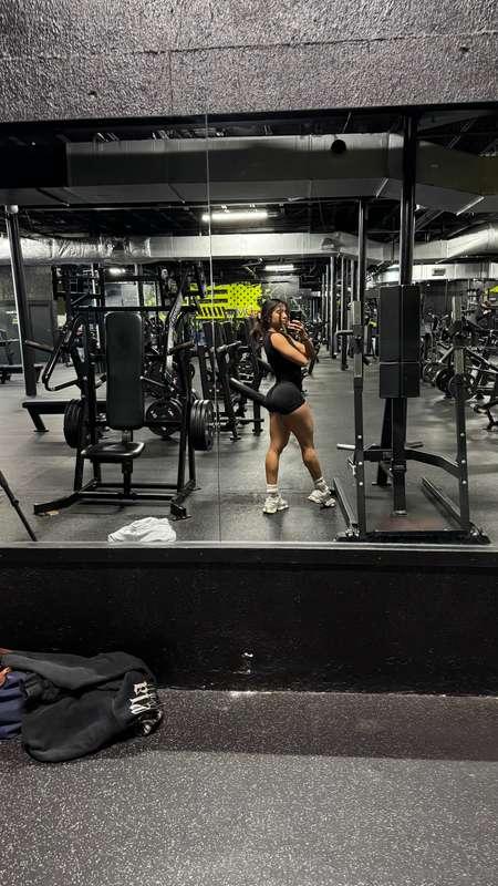 Squats are paying off… how do you like the view? 🍑😉