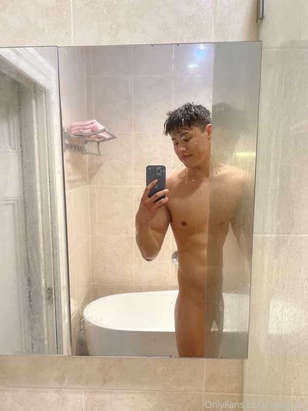 🥵 It’s hot & steamy 🧖🏻‍♂️  Are you coming in? 🤔😘