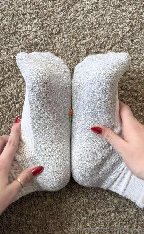 Between my smelly feet where you belong 😷🧦  📹: 3 minute gian..