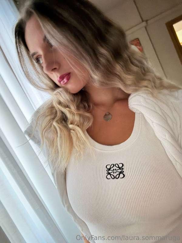Soft curls, subtle glances, and a touch of mystery… What’s o..