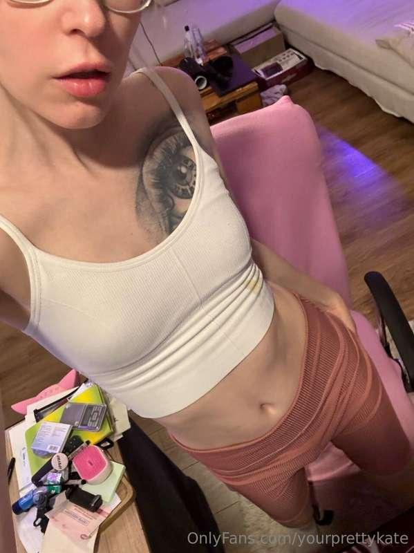 Scroll to see me showing off this bulge👅