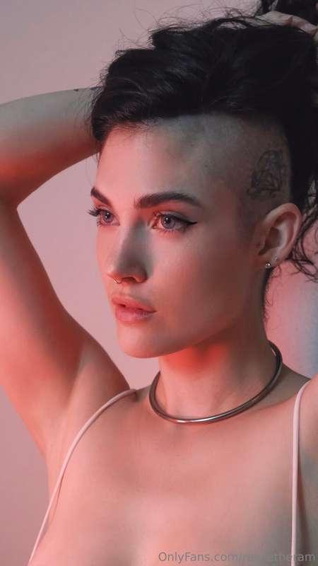 The fuck doll knows how to pull the hair back