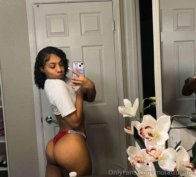 Petite booty🤫 dont forget live 8pm!!!