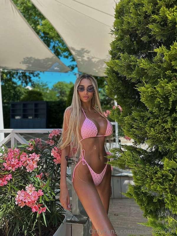 Sun’s out, curves poppin’, skin glowing. Looking like I belo..