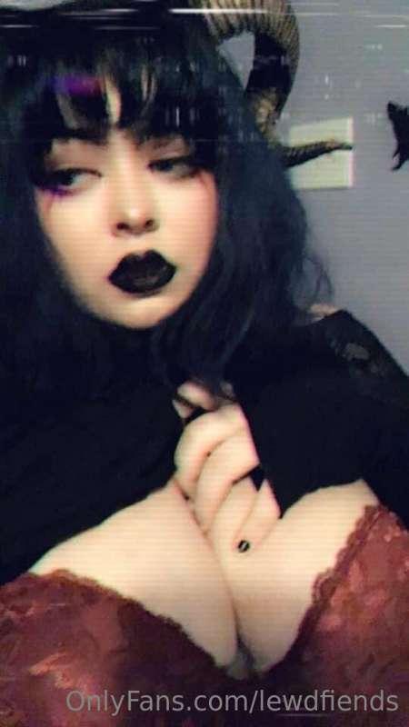 🖤 Happy World Goth Day 🖤 

I'd love to see how much you guys..