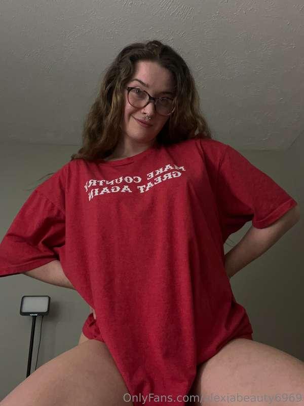 Big tshirts with mother underneath 🤤