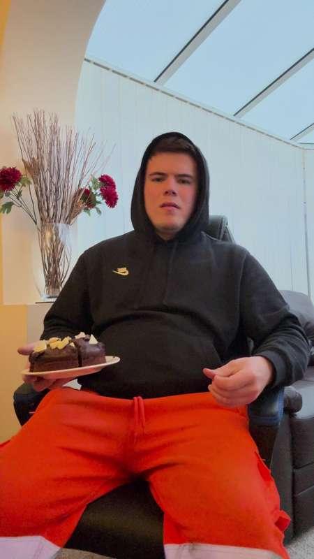 After my Q&A the other day, got asked to demolish a whole cake, so here's the video 😈