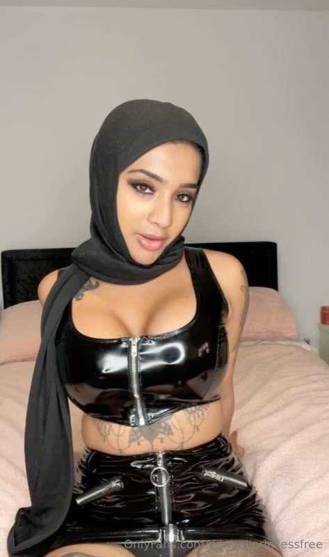 Im such a Hoejabi slut in my latex 2 piece see what happens ..
