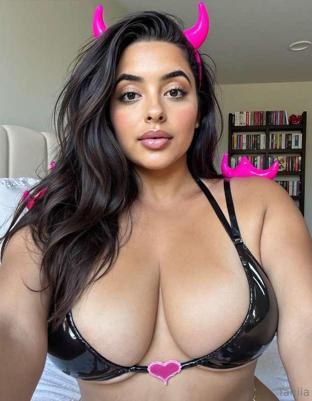 Let’s start off spooky month with some cosplay action 😈😈😈