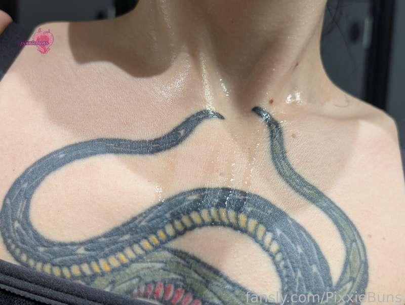 Bet you wish you could sniff and lick all the sweat up off my chest after my workout, don't you loser? 

#domme #workout #sweaty #smelly #chest #neck #pale #tattoos #cuck #gym