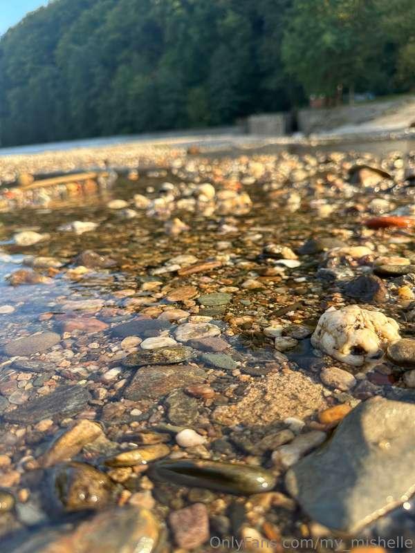 I love stones and water🥰