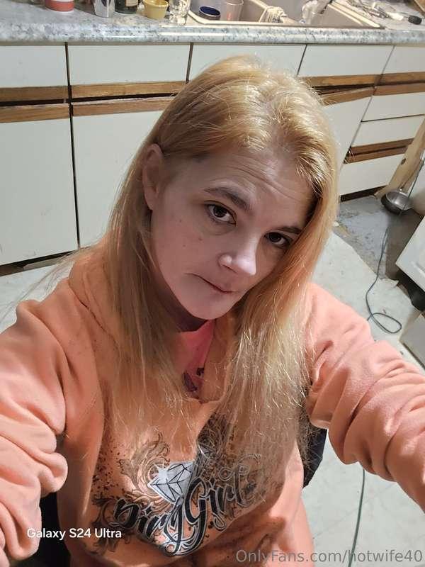 Good morning to all my sexy fans and creators. Please let me..