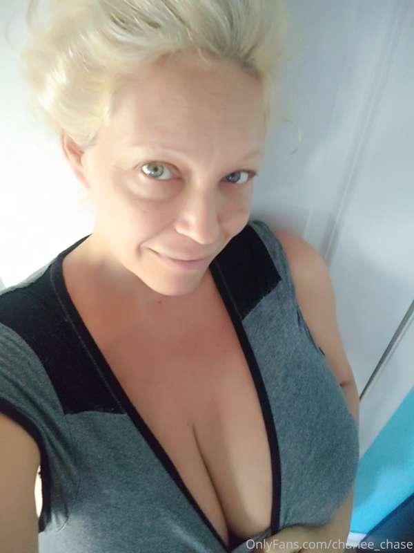 #cleavage for days!
