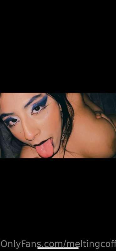 LMK WHO WANTS TO BUY THE VID OF ME GETTING CUM IN MY MOUF 💋🎭
